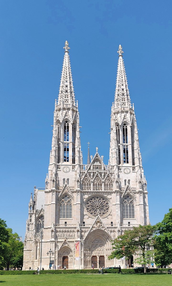 Die Votivkirche neben dem Facharztzentrum Votivpark
