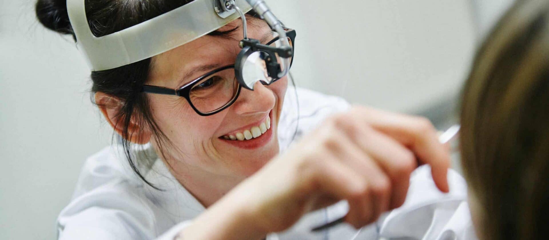 OÄ Dr. Sonja Korkesch bei einer Untersuchung mit Stirnlampe