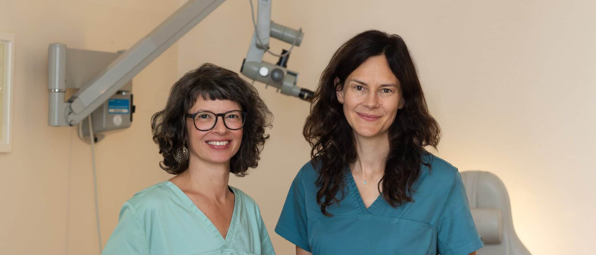 OÄ Dr. Sonja Korkesch und OÄ Dr. Claudia Atteneder in einem Behandlungsraum der Ordination